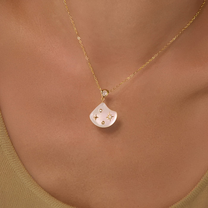 Asymétrique Gold Star Shell Necklace