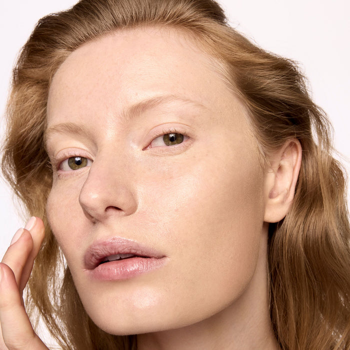 luminous_mineral_skin_tint_spf_40_fair_194413_CSL_model_1_WEB