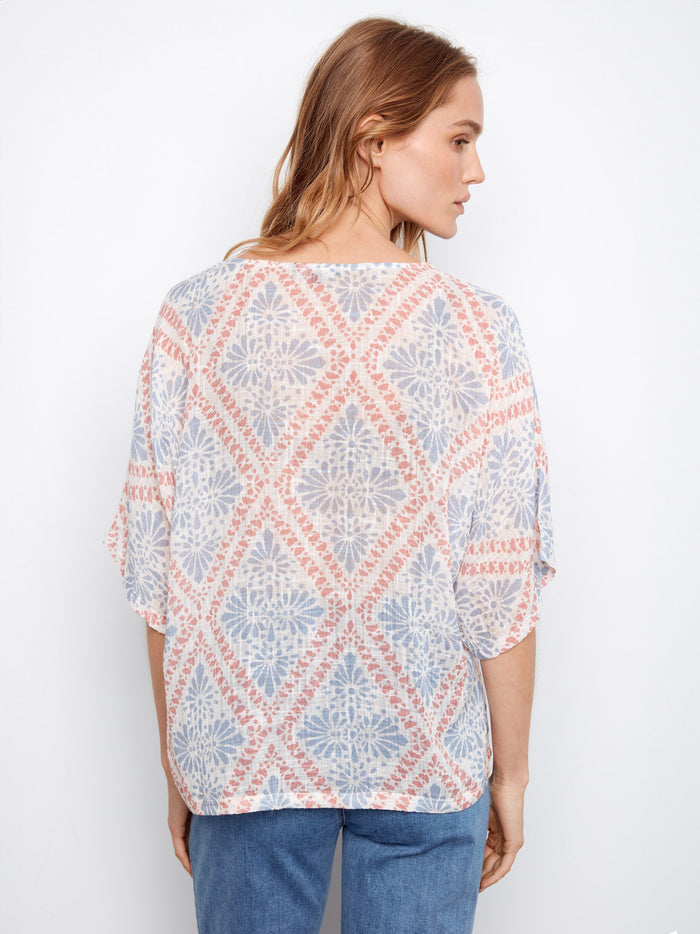 The relaxed fit of this top ensures ease and comfort in every movement. Designed by Charlie B.
