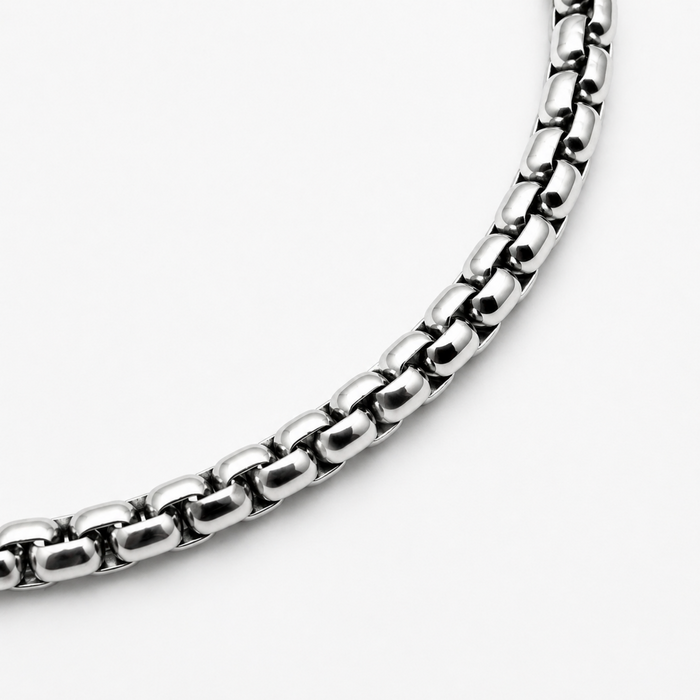 Close up of stainless steel 5mm rounded box chain showing rounded links
