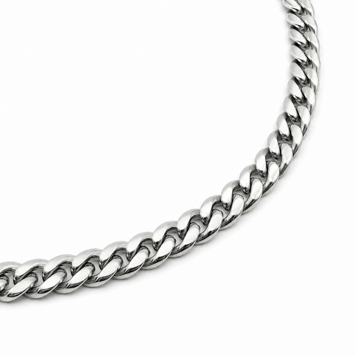 Close up of 6mm stainless steel curb chain with matte and polished contrast finish